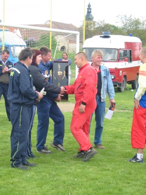 P�ed�v�n� putovn�ho poh�ru kapit�novi v�t�zn�ho dru�stva Chvalovic.