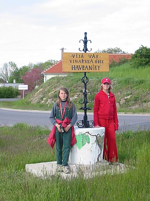 Vítá Vás vinařská obec Havraníky (na fotografii Veronika Šeregelyová a Sabina Habrová) Foto: Vítá Vás vinařská obec Havraníky